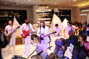 The Shoes perform with Clara Luciani