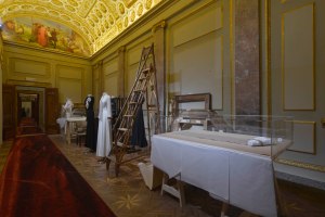 Olivier Saillard’s New Exhibition at the Costume Gallery of the Palazzo Pitti in Florence