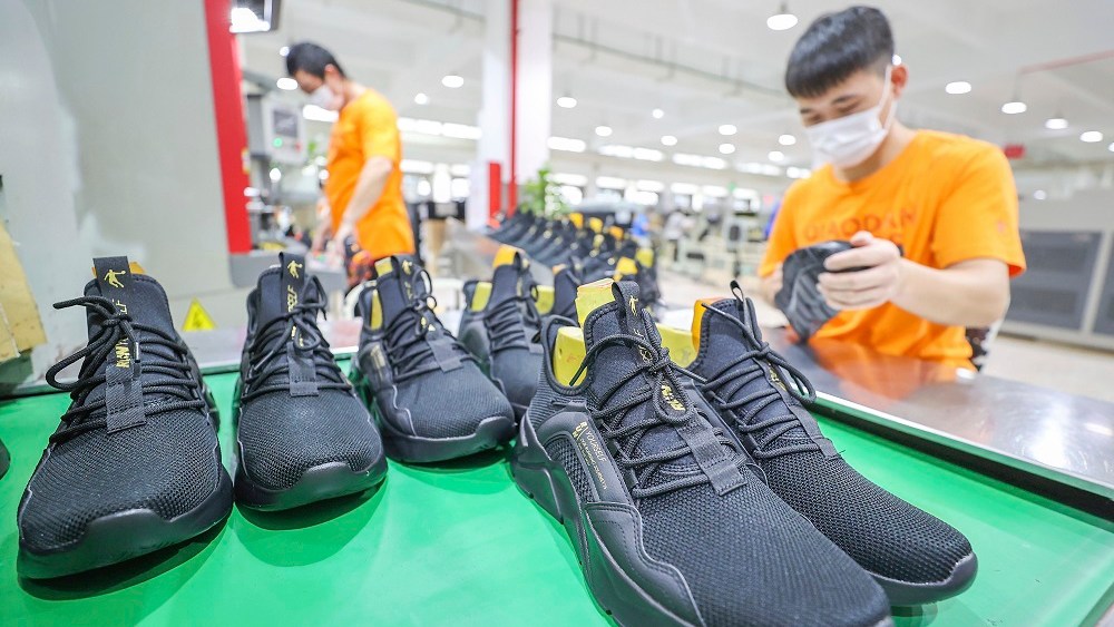 U.S. footwear imports kept up their rapid pace in April, rising 25.5 percent year to date to reach 893.28 million pairs.