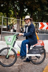 Street style at Paris Couture 2023 Fashion Week.